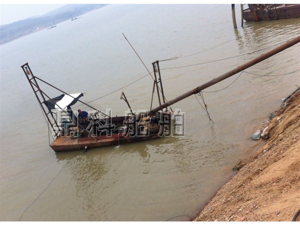 小型簡易抽沙船工作現場