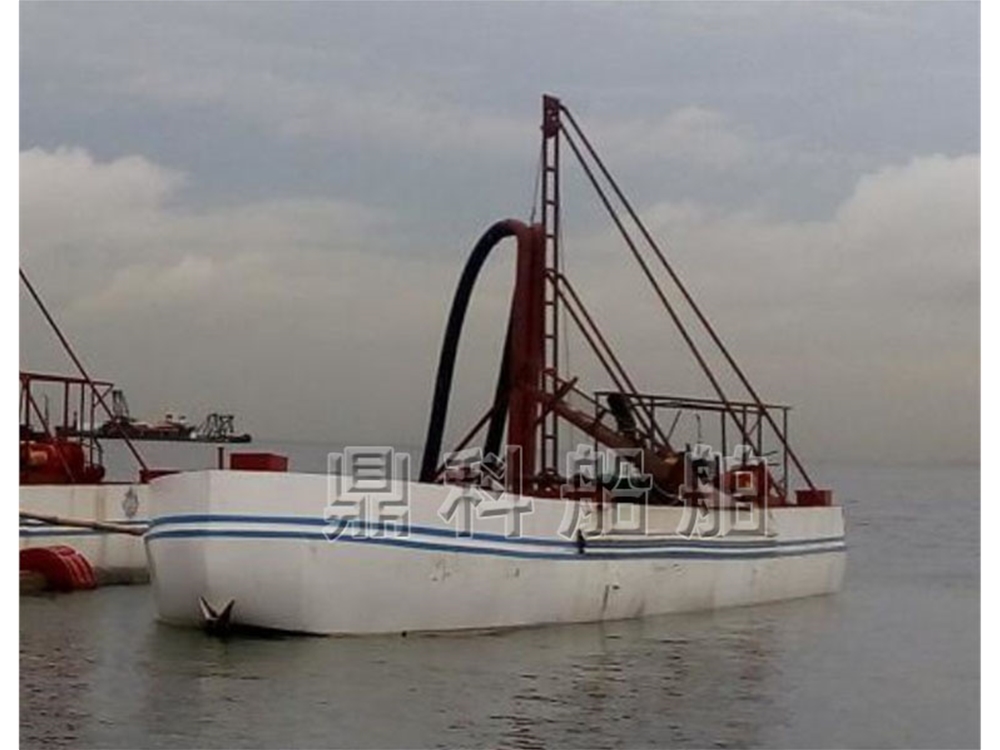 自抽自卸式抽沙運輸船工作現場